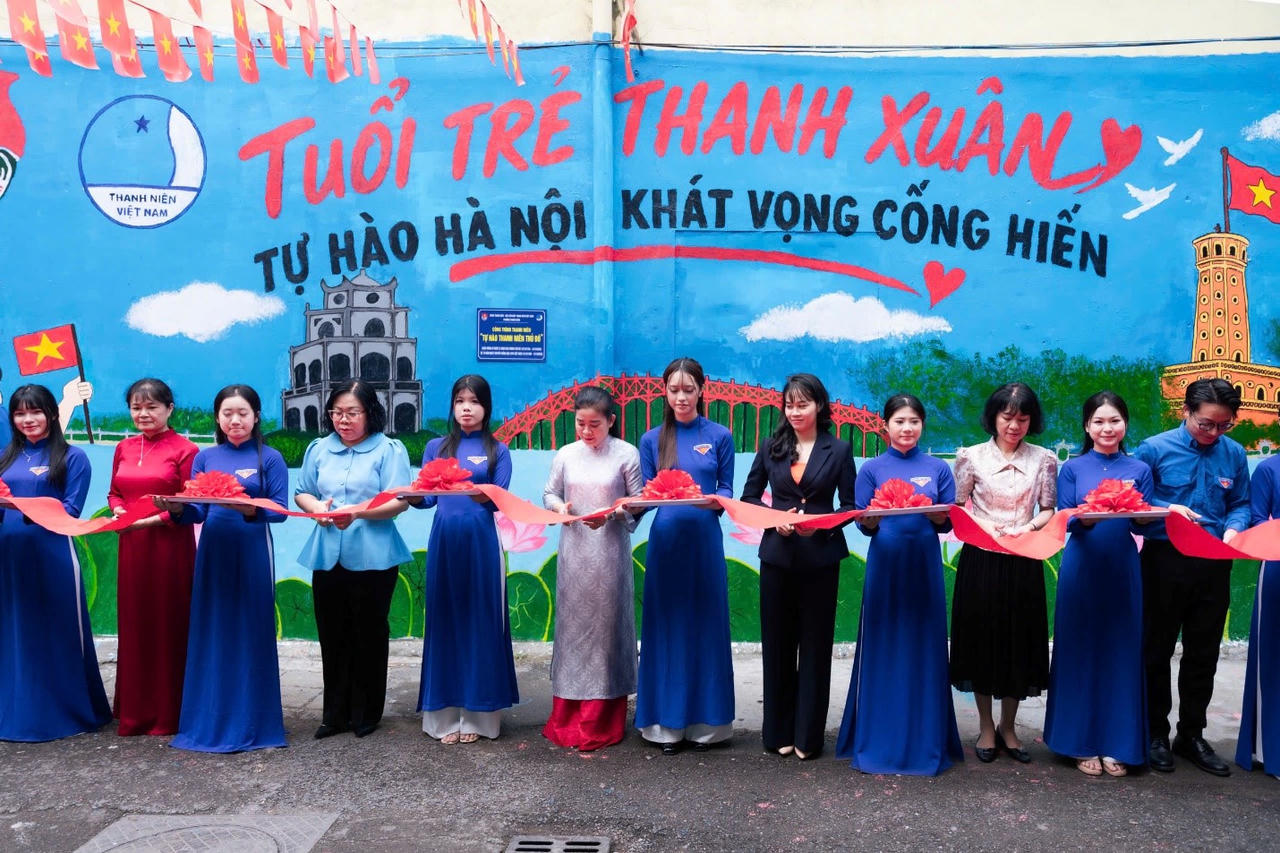 UBND phường Thanh Xuân và Đoàn Thanh niên Cộng sản Hồ Chí Minh phường Thanh Xuân trao tặng công trình tranh tường bích họa tại ngõ 328 đường Nguyễn Trãi, tổ dân phố 30, phường Thanh Xuân. Ảnh: Thảo Phương.