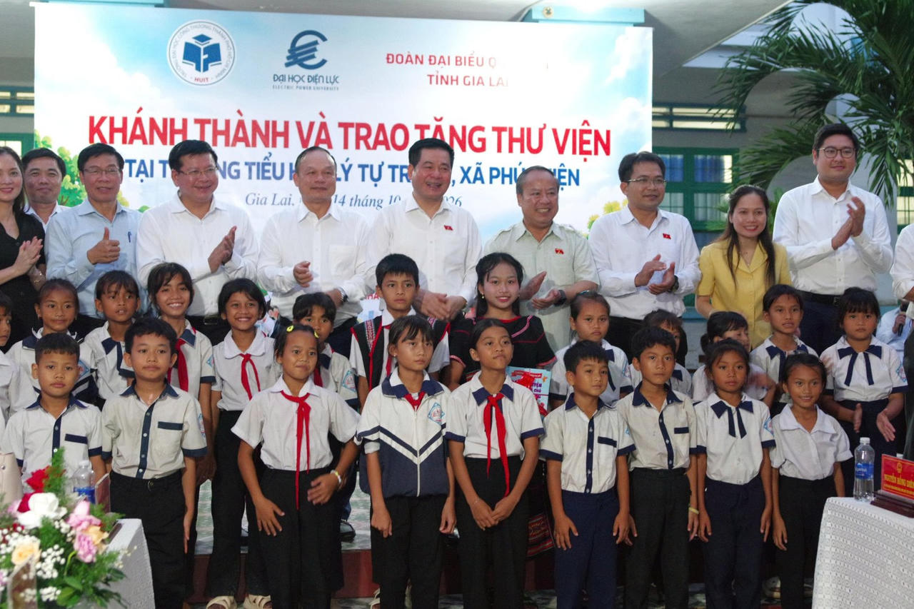 Đoàn Đại biểu chụp ảnh lưu niệm với các em học sinh Trường Tiểu học Lý Tự Trọng.