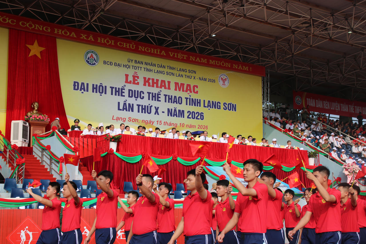 Lễ diễu hành qua khu vực đại biểu. Ảnh: Minh Hữu