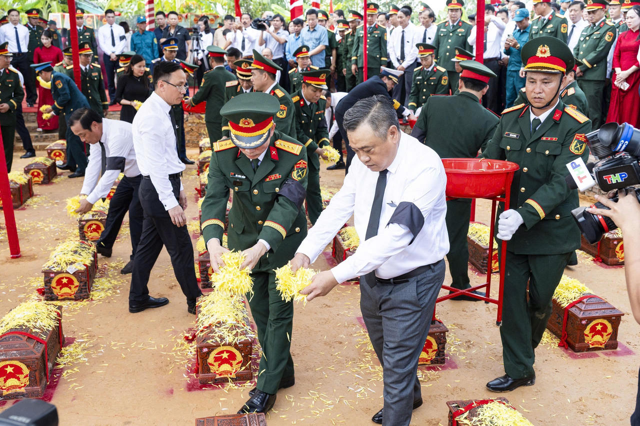 Xúc động những hình ảnh an táng 56 hài cốt Liệt sĩ tại Hải Phòng