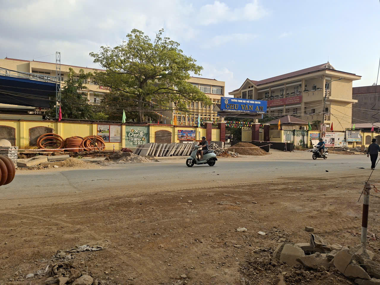 Dự án đường Lý Thái Tổ kéo dài đang thực hiện qua gần Trường THPT Chuyên Chu Văn An. Ảnh: Minh Hữu