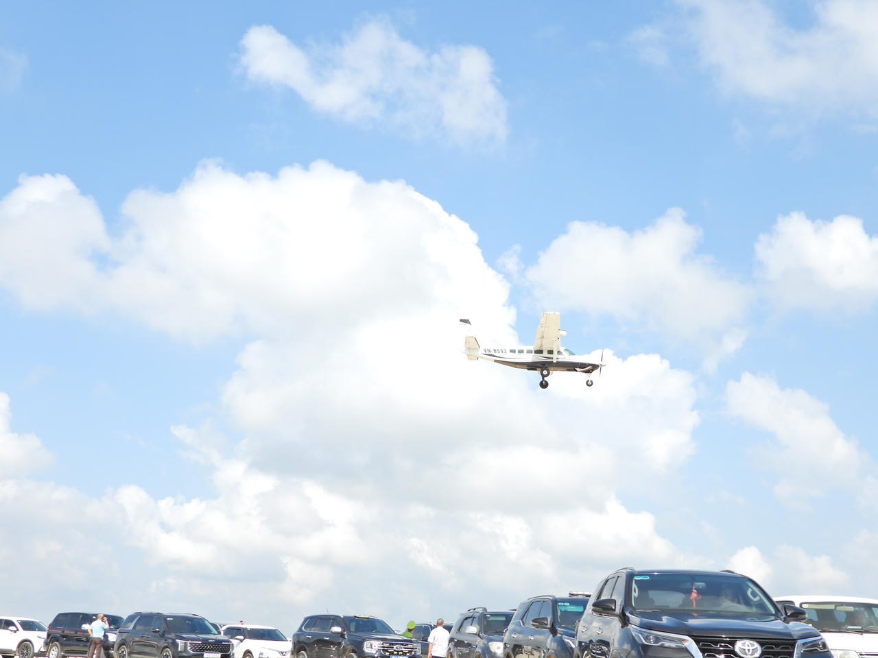 Máy bay Cessna 208 thực hiện chuyến bay kỹ thuật kiểm tra tĩnh không tại Cảng hàng không Quảng Trị. (Ảnh: Minh Phương)