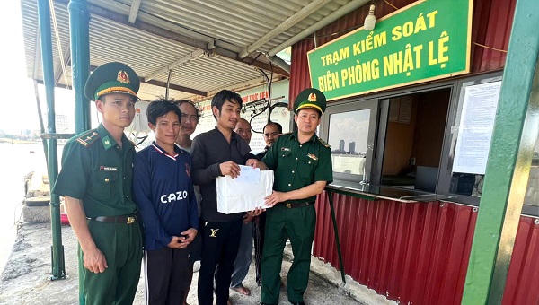 Tàu cá Quảng Trị cứu 5 ngư dân Nghệ An gặp nạn trên biển