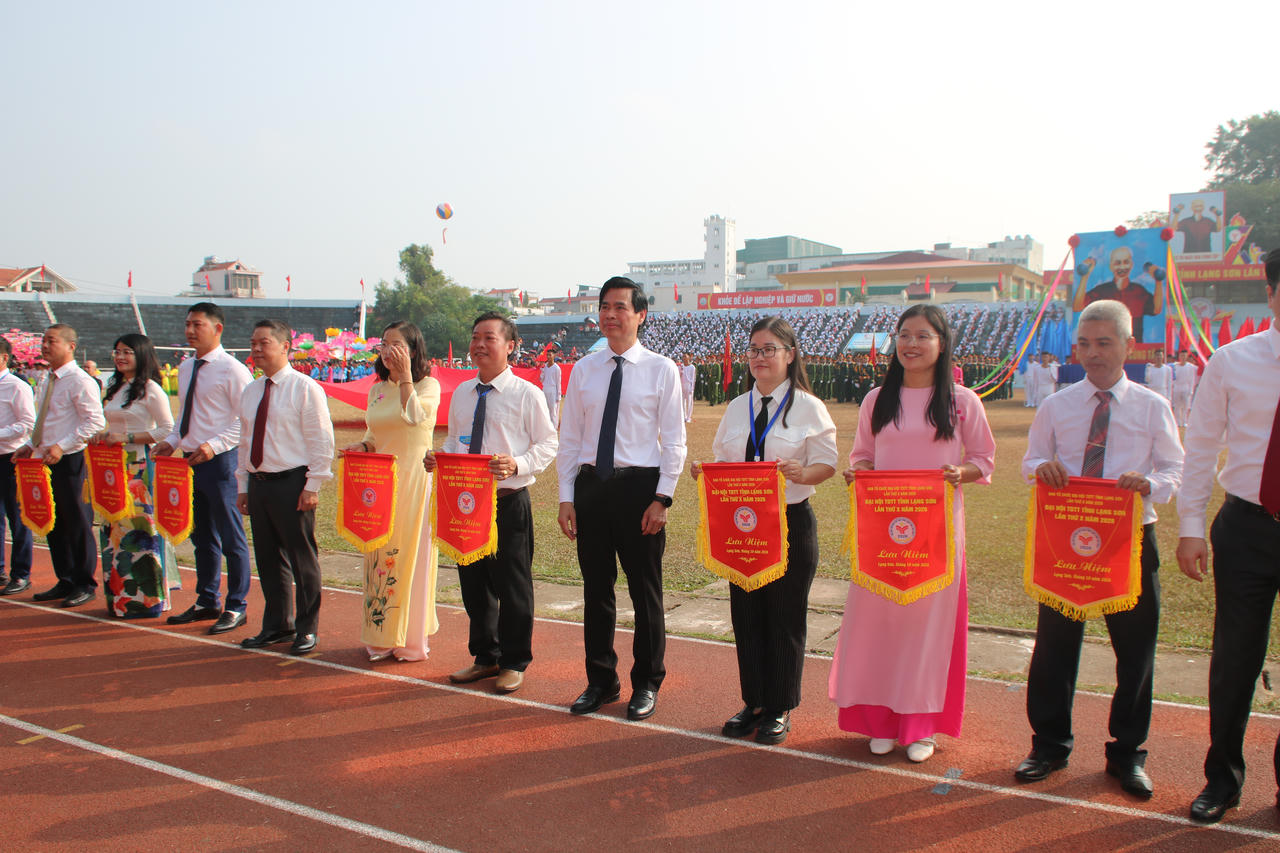 Bí thư Tỉnh ủy Lạng Sơn Hoàng Quốc khánh trao cờ Lưu niệm cho các đoàn thể thao tham gia đại hội. Ảnh: Minh Hữu