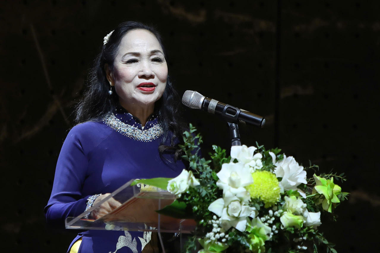 NSND Trịnh Thúy Mùi, Phó Chủ tịch Liên hiệp các Hội Văn học nghệ thuật Việt Nam, Chủ tịch Hội Nghệ sĩ Sân khấu Việt Nam phát biểu khai mạc Liên hoan. Ảnh: BTC