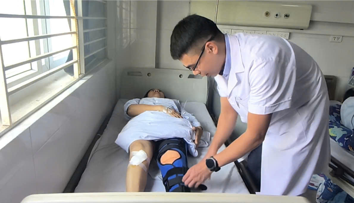Bác sĩ đang tiến hành thăm khám cho bệnh nhân (Ảnh: Bệnh viện nhiệt đới TW)