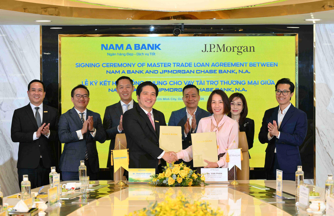 Ông Trần Khải Hoàn - Thành viên HĐQT, Tổng Giám đốc Nam A Bank ký kết thỏa thuận cùng đại diện Ngân hàng JPMorgan Chase, Bà Phan Bích Vân - Tổng Giám đốc.