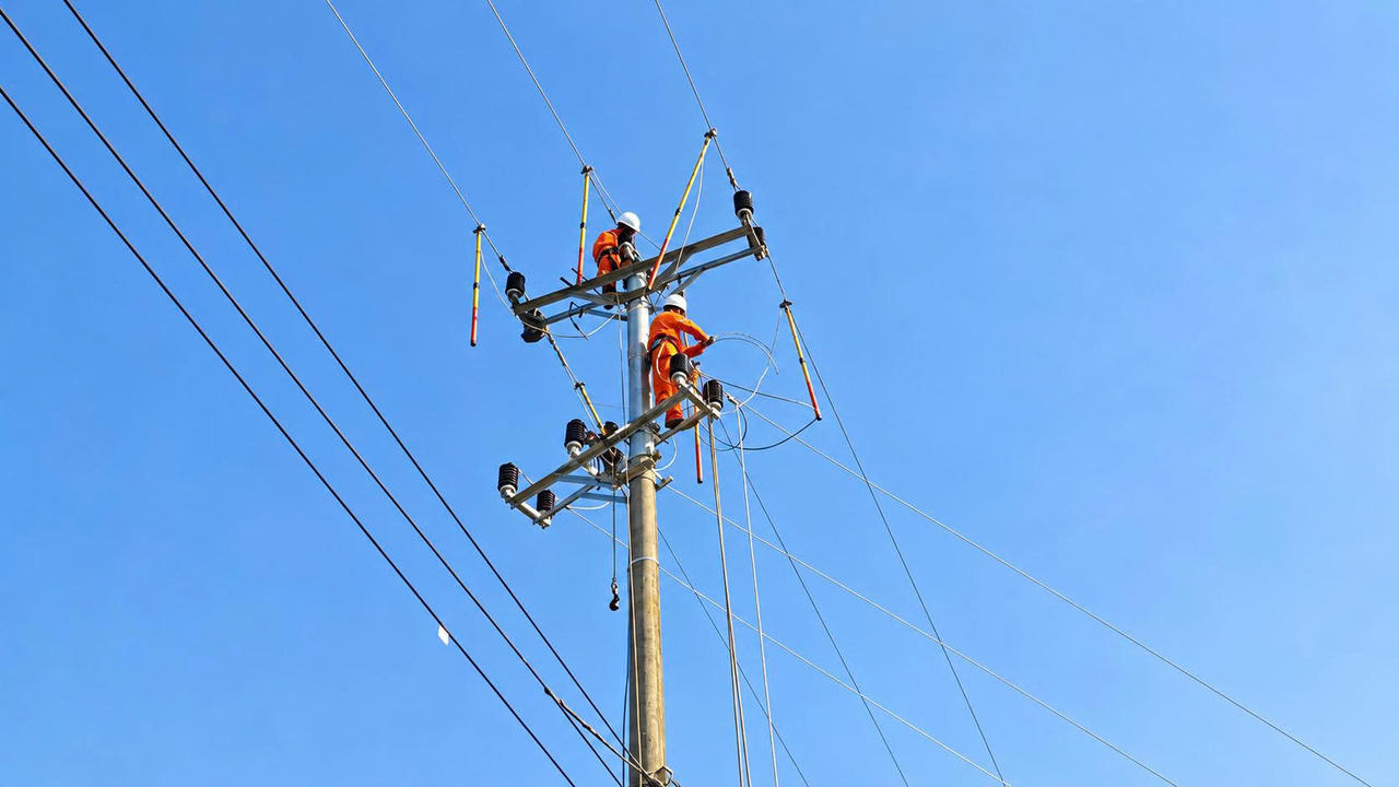 Nhân viên Điện lực Nghĩa Lộ thực hiện công việc trên lưới điện (Ảnh: Như Quỳnh).