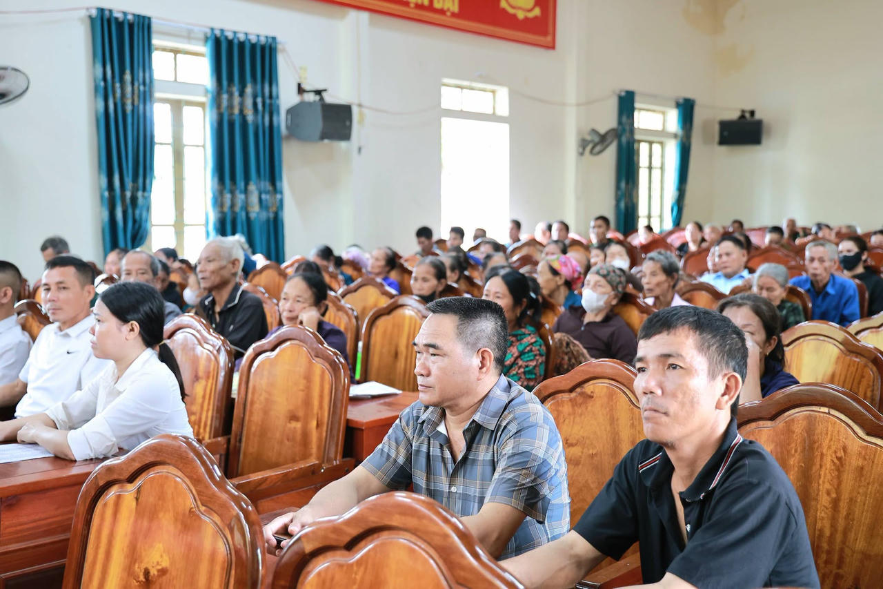 Người dân tham gia tập huấn chăn nuôi gà thuộc Chương trình mục tiêu quốc gia giảm nghèo bền vững năm 2026. (Ảnh: QH)