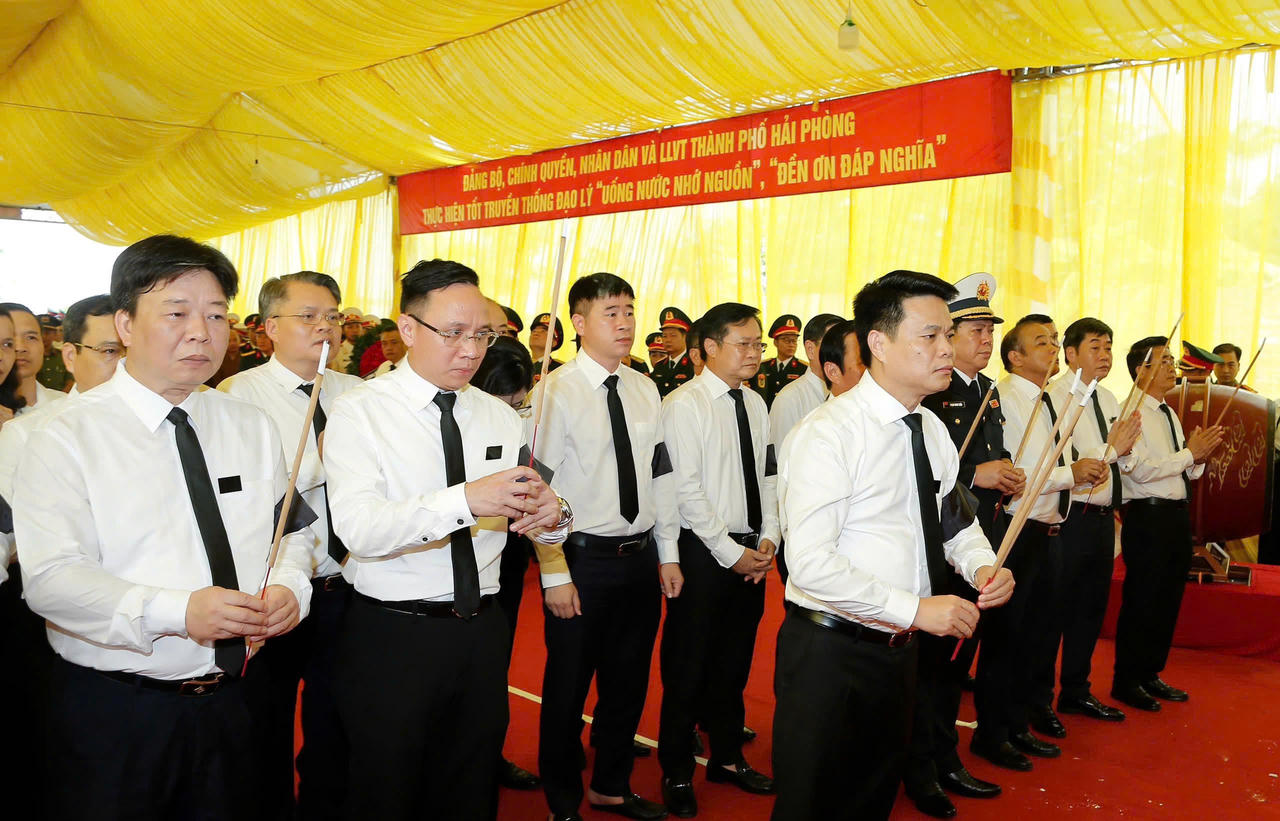 Ông Lê Ngọc Châu - Ủy viên Trung ương Đảng, Bí thư Thành ủy, Trưởng Đoàn đại biểu Quốc hội TP Hải Phòng cùng các lãnh đạo thành phố dâng hương tưởng niệm các liệt sĩ và đồng bào tử nạn. (Ảnh: Báo và phát thanh, truyền hình Hải Phòng cung cấp)