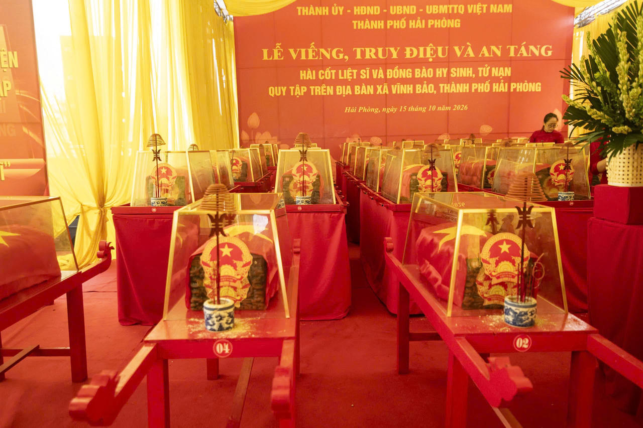 Xúc động những hình ảnh an táng 56 hài cốt Liệt sĩ tại Hải Phòng
