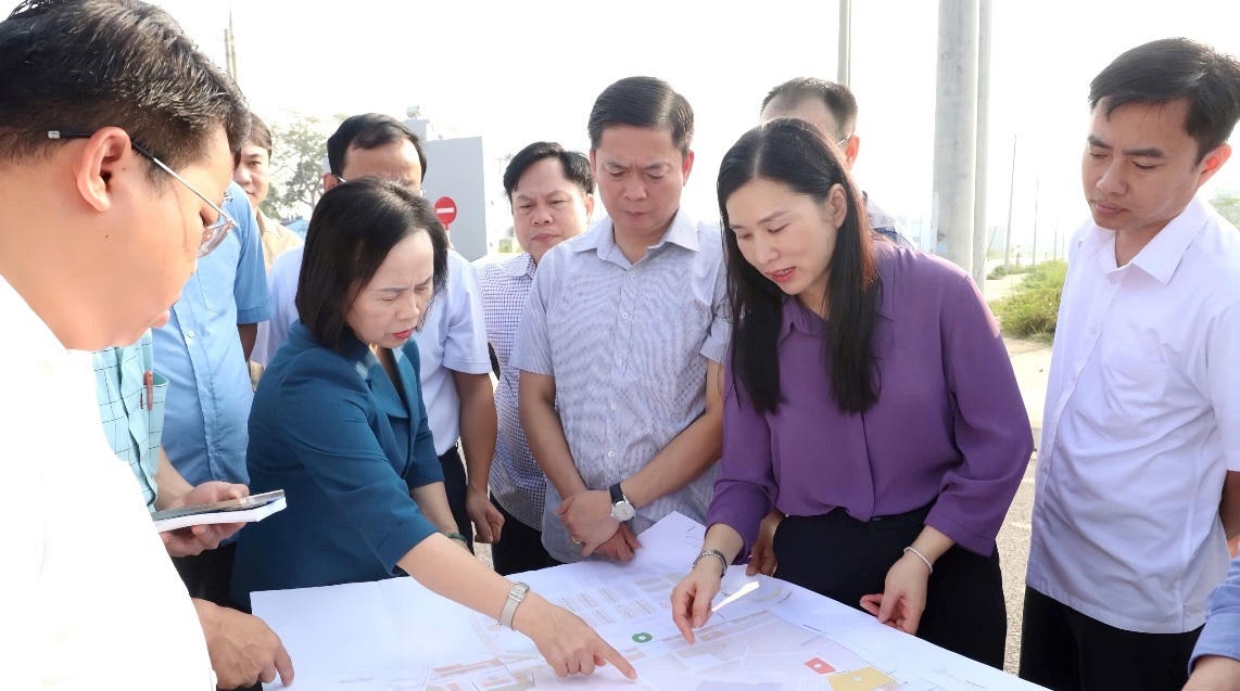 Lãnh đạo tỉnh Lạng Sơn khảo sát các địa điểm thực hiện xây dựng mới Trường THPT Chuyên Chu Văn An. Ảnh: LS