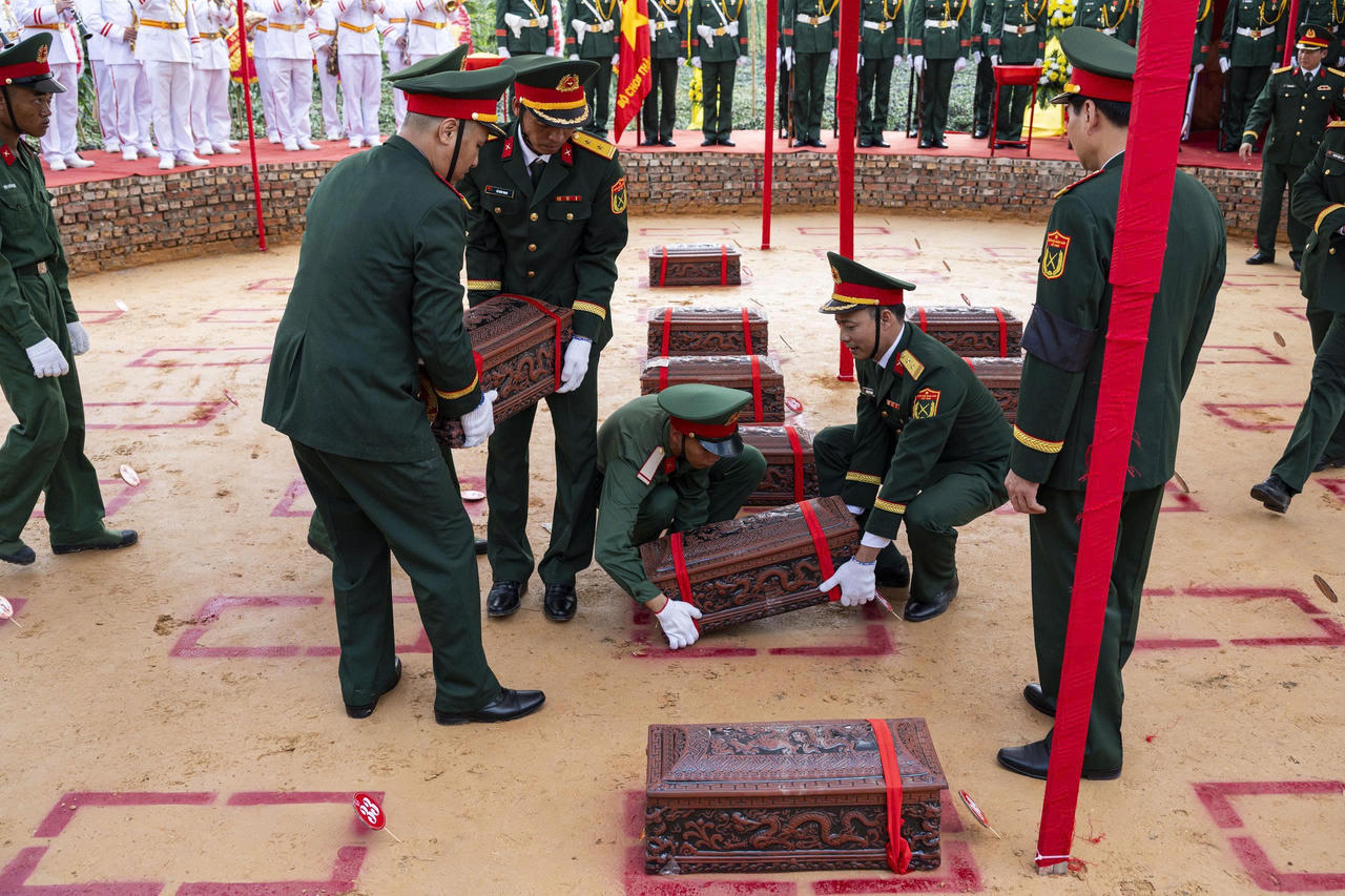 Xúc động những hình ảnh an táng 56 hài cốt Liệt sĩ tại Hải Phòng