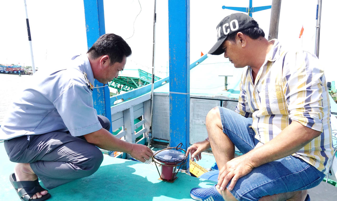 Lực lượng Kiểm ngư Cà Mau kiểm tra thiết bị giám sát hành trình trên tàu cá, góp phần quản lý, giám sát hoạt động khai thác thủy sản (Ảnh: T.N).