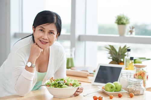  Việc chủ động chăm sóc sức khỏe và nâng cao chất lượng cuộc sống cho phụ nữ tuổi trung niên đã được Bộ Y tế xác định là một nhiệm vụ chuyên môn ưu tiên trong giai đoạn hiện nay. Ảnh minh họa. Nguồn ST.