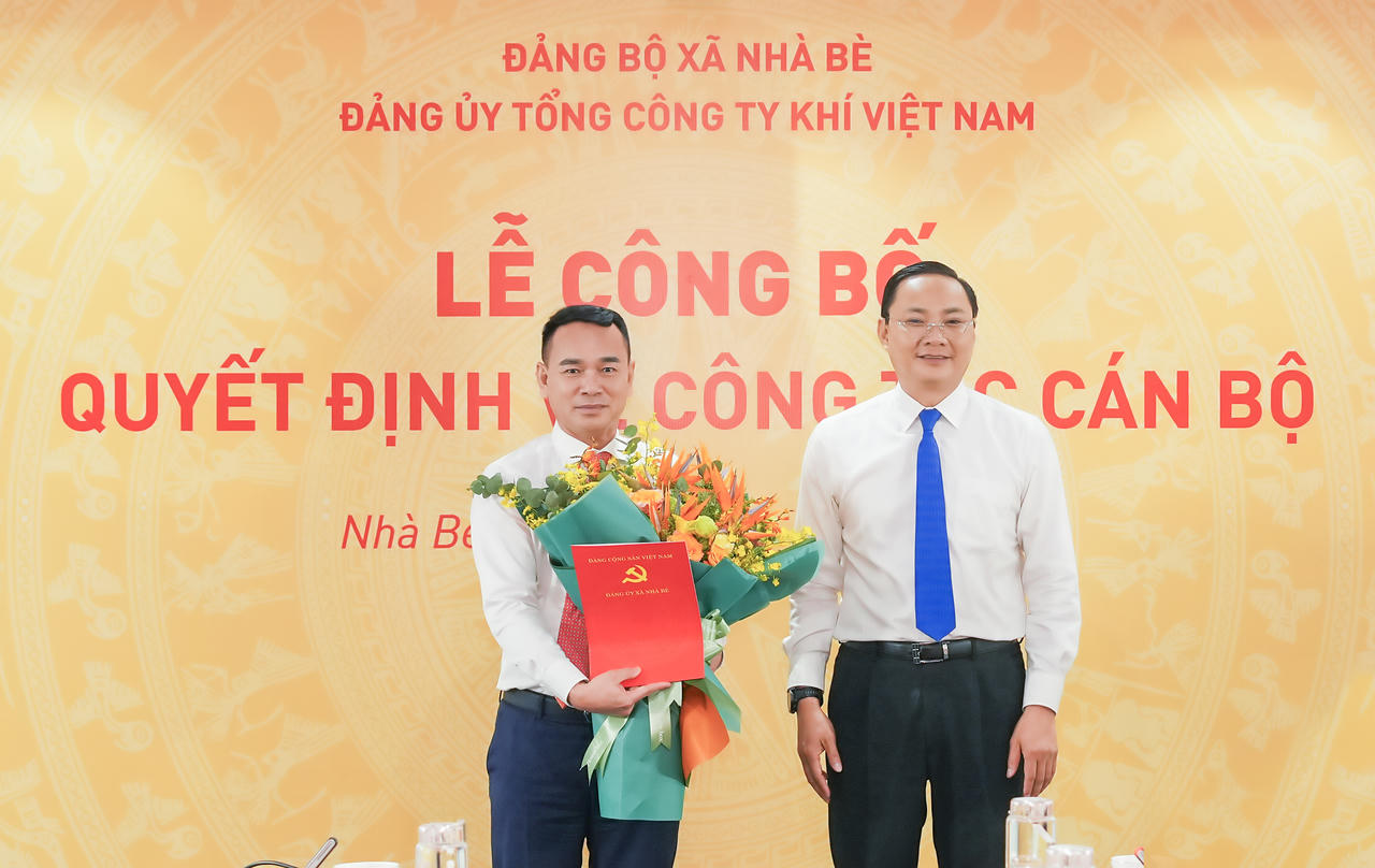Đồng chí Phan Ngọc Phúc – Bí thư Đảng ủy, Chủ tịch HĐND xã Nhà Bè trao Quyết định chỉ định giữ chức Phó Bí thư Đảng ủy PV GAS nhiệm kỳ 2025 – 2030 và tặng hoa chúc mừng đồng chí Dương Trí Hội.