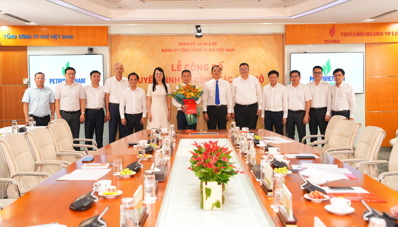 Các đại biểu tham dự chụp ảnh lưu niệm cùng đồng chí Dương Trí Hội - Phó Bí thư Đảng ủy, Tổng Giám đốc PV GAS.