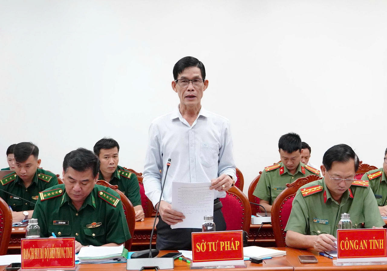 TS Phạm Quốc Sử - Phó Giám đốc Sở Tư pháp tỉnh Cà Mau phát biểu tại cuộc họp trực tiếp kết hợp trực tuyến, rà soát kết quả thực hiện nhiệm vụ chống khai thác IUU (Ảnh: T.N).