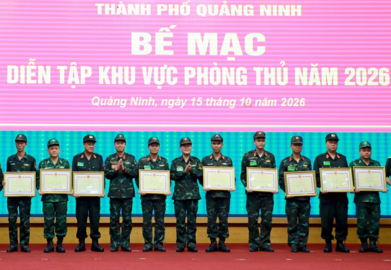 Quân khu 3, UBND thành phố tặng Quảng Ninh tặng Bằng khen cho nhiều tập thể, cá nhân có thành tích hoàn thành xuất sắc nhiệm vụ chuẩn bị và tham gia diễn tập khu vực phòng thủ thành phố năm 2026. (Ảnh: Cổng TTĐT Quảng Ninh)