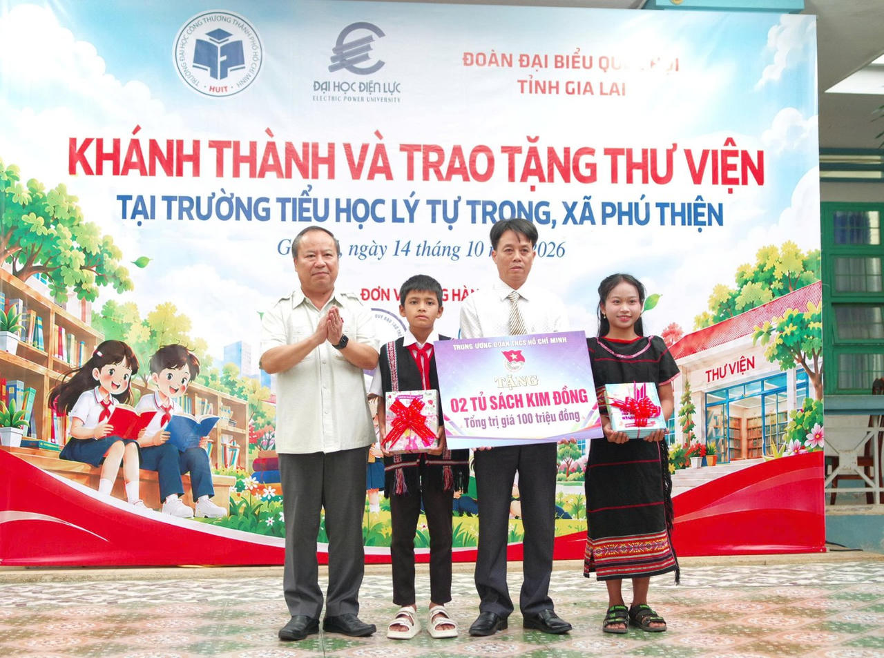 Trưởng Đoàn ĐBQH tỉnh Gia Lai Châu Ngọc Tuấn trao tượng trưng 2 tủ sách Kim Đồng cho Nhà trường.