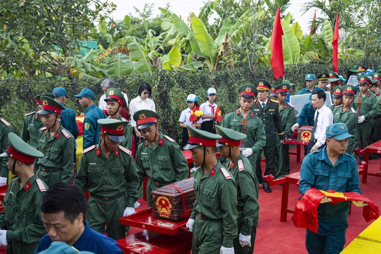 Xúc động những hình ảnh an táng 56 hài cốt Liệt sĩ tại Hải Phòng
