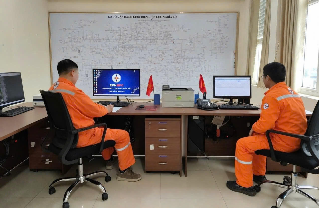 Nhân viên trực vận hành theo dõi sơ đồ lưới điện, chủ động nắm bắt tình hình cấp điện khu vực (Ảnh: Như Quỳnh).