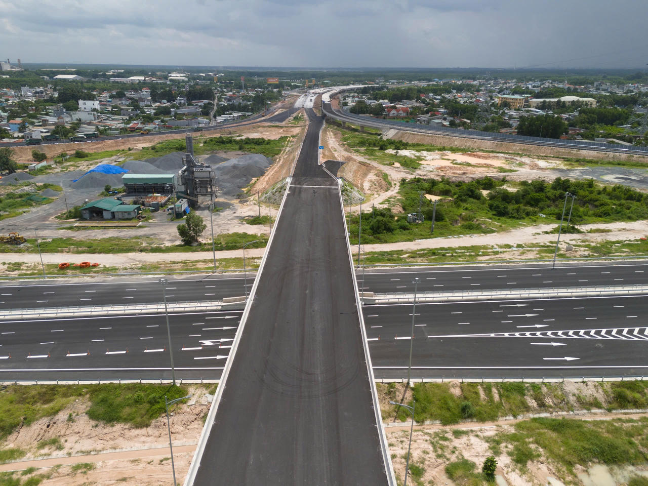 Các tuyến giao thông kết nối đang được đẩy nhanh tiến độ trước thời điểm sân bay Long Thành vận hành. Ảnh: DK