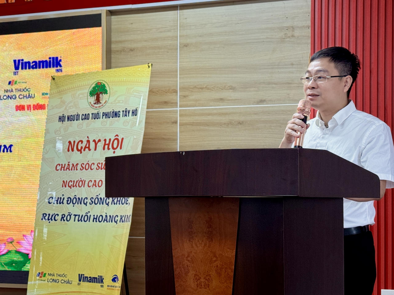 Phó Chủ tịch UBND phường Tây Hồ Nguyễn Việt Cường nhận định Ngày hội chăm sóc sức khỏe cho người cao tuổi hôm nay là việc làm cần thiết. (Ảnh: PV)