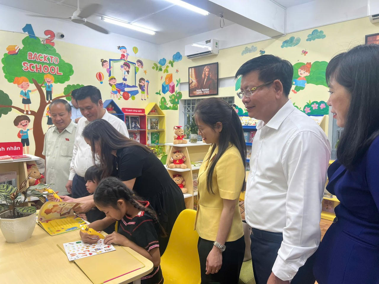Đoàn Đại biểu thăm quan thư viện tại Trường Tiểu học Lý Tự Trọng.