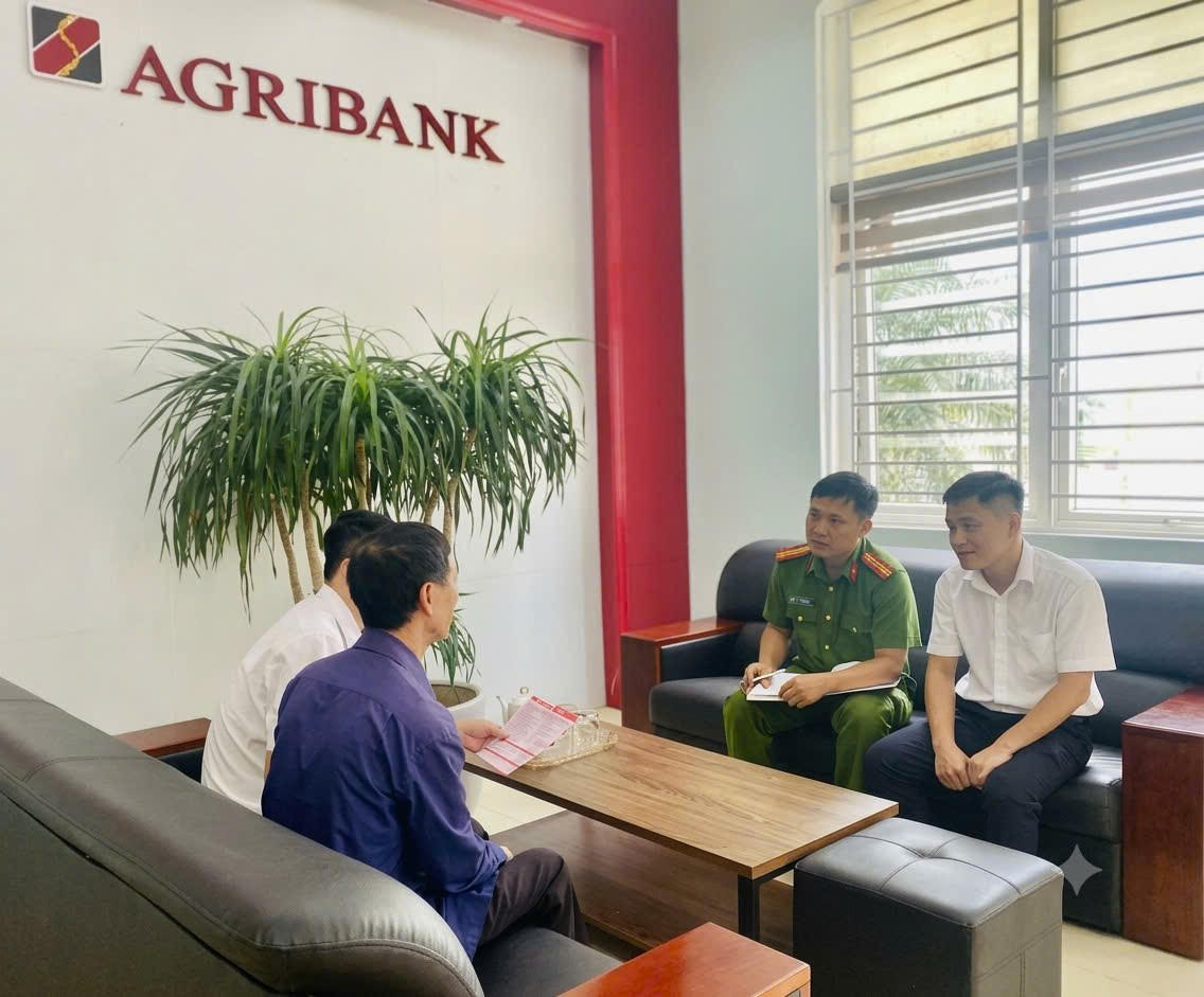 Ban lãnh đạo Agribank Chi nhánh Lộc Hà phối hợp với Công an xã Lộc Hà tiếp tục vận động, trao đổi để khách hàng nhận diện được vụ lừa đảo