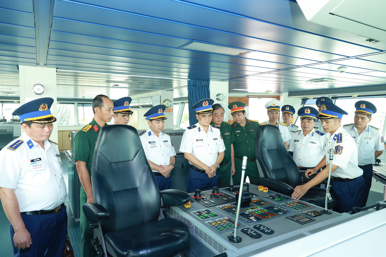 Các đại biểu tham quan tàu CSB 8005 tham gia Hội thi, Hội thao. Ảnh: Đức Tĩnh