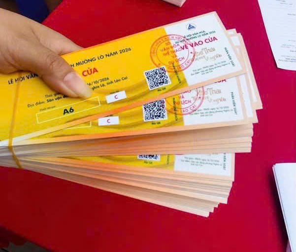 Nhiều người dân địa phương chủ động nhường vé miễn phí cho du khách từ xa, thể hiện sự sẻ chia và lòng hiếu khách (Ảnh: Nguyễn Hải).