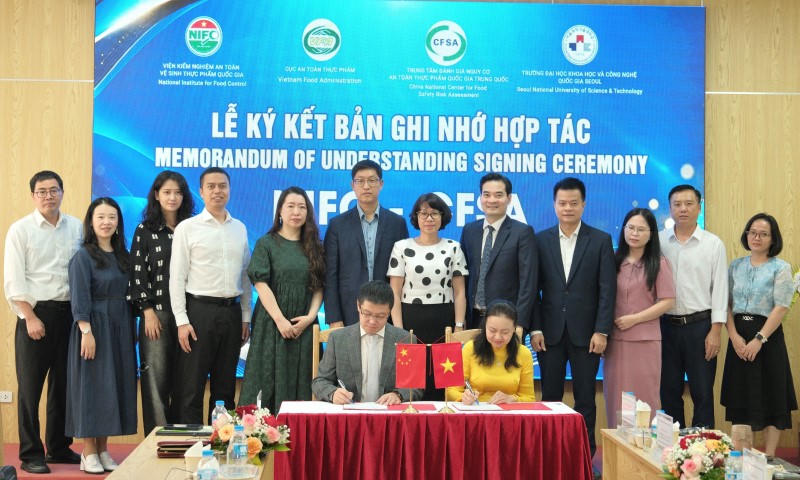 Đại diện Viện Kiểm nghiệm an toàn vệ sinh thực phẩm quốc gia và Trung tâm Đánh giá nguy cơ an toàn thực phẩm quốc gia Trung Quốc ký kết Biên bản ghi nhớ hợp tác.
 (Ảnh: VFA)