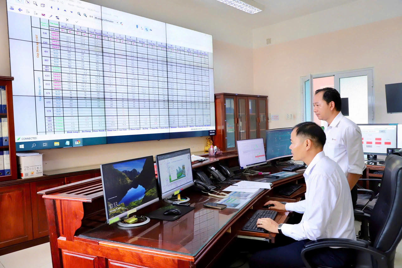 Theo dõi từ xa các thông số vận hành lưới điện tại phòng điều độ các Công ty Điện lực. Ảnh: EVNSPC