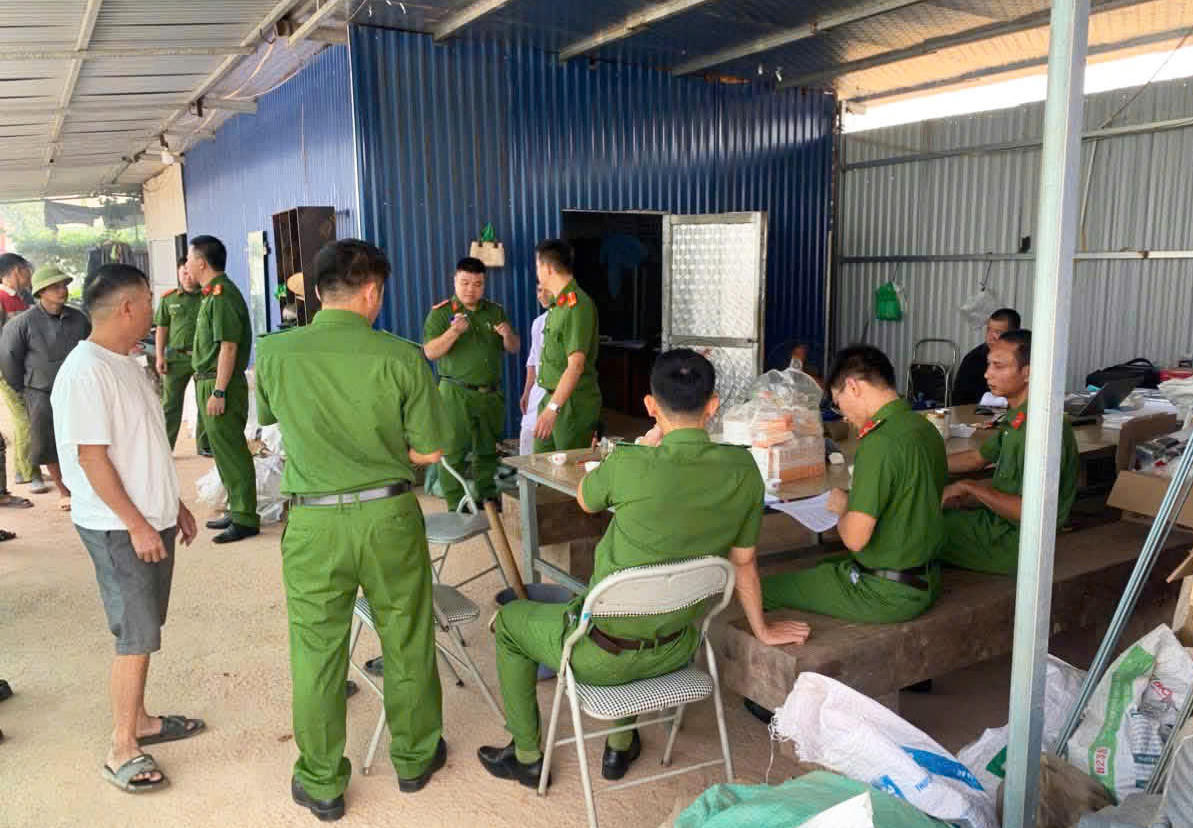 Công an xã Đại Phúc phối hợp với lực lượng y tế tổ chức kiểm tra, test nhanh ma túy đột xuất đối với toàn bộ công nhân, người lao động đang làm việc tại các công trình trên địa bàn.