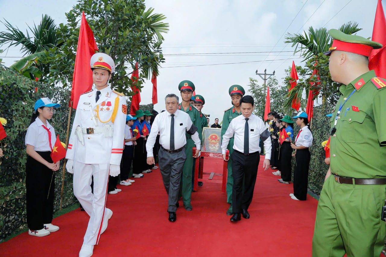 Các đồng chí lãnh đạo thực hiện nghi lễ an táng. ( Ảnh: Báo và phát thanh, truyền hình Hải Phòng cung cấp)