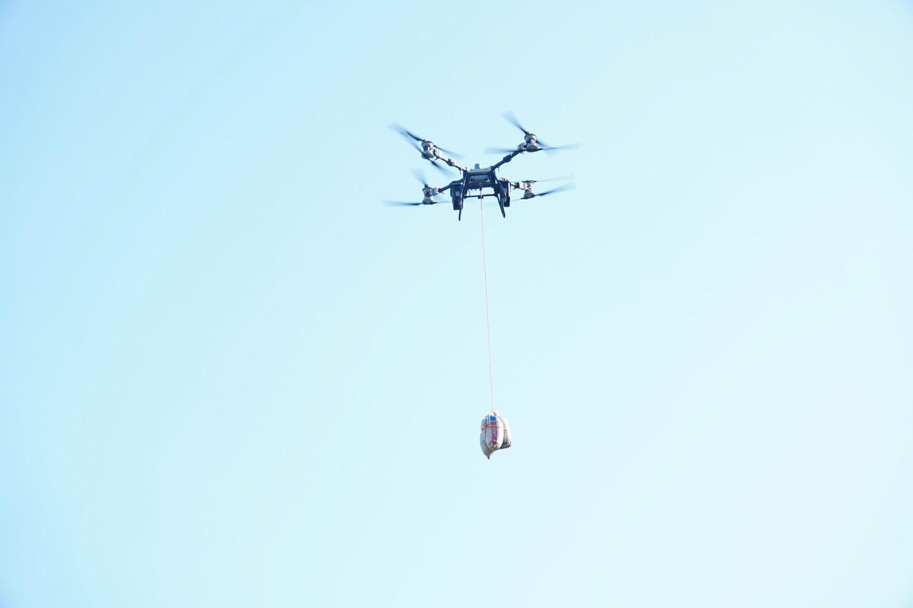 Lực lượng quân đội TP Đà Nẵng cho bay thử thiết bị bay không người lái (drone) tải hàng có tải trọng từ 80 đến 120 kg (ảnh Vân Anh)