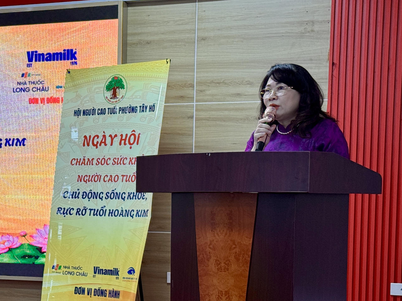 Chủ tịch Hội Người cao tuổi phường Tây Hồ Trần Thị Thu Hường phát biểu khai mạc Ngày hội. (Ảnh: PV)