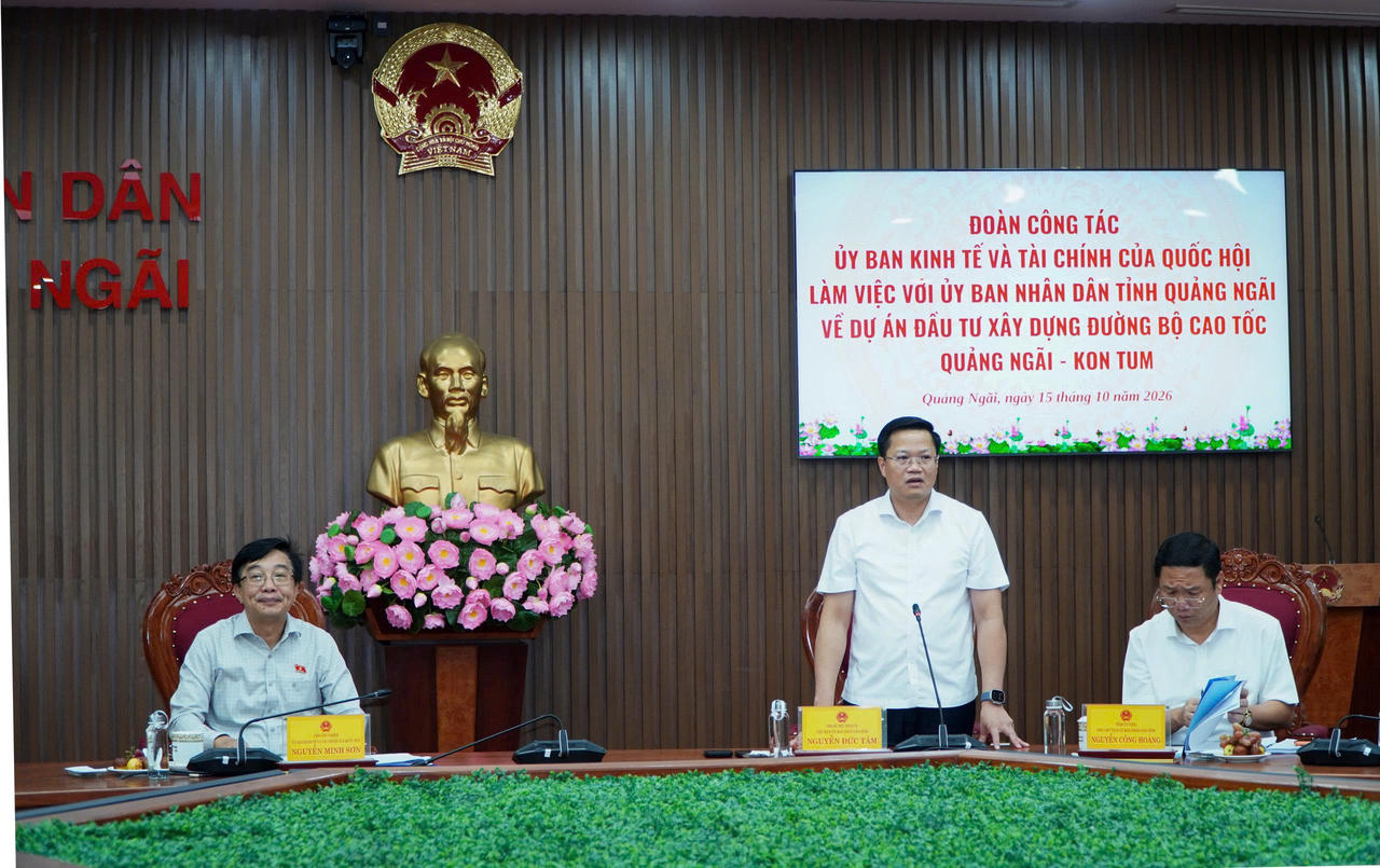 Chủ tịch UBND tỉnh Quảng Ngãi Nguyễn Đức Tâm báo cáo tại buổi làm (ảnh Vân Anh)