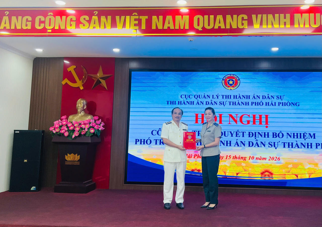 Phó Cục trưởng Cục Quản lý THADS Trần Thị Phương Hoa trao quyết định cho ông Nguyễn Thế Mạnh. (ảnh Thuỳ Linh)