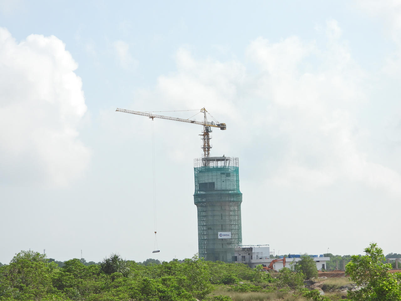 Đài kiểm soát không lưu Cảng hàng không Quảng Trị đang được thi công, hoàn thiện các hạng mục, phục vụ mục tiêu đưa sân bay vào khai thác thương mại vào tháng 3/2027. (Ảnh: Minh Phương)