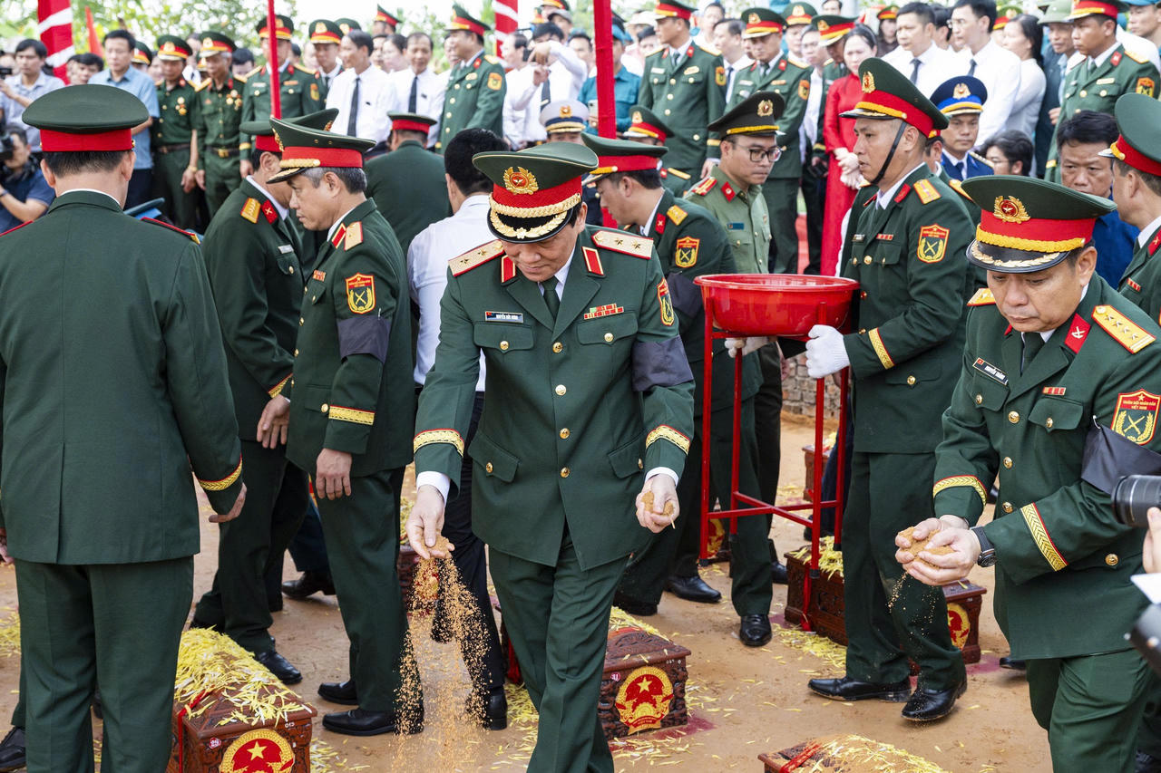 Xúc động những hình ảnh an táng 56 hài cốt Liệt sĩ tại Hải Phòng