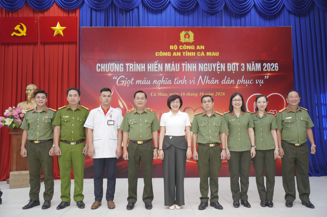 Thiếu tướng Hồ Việt Triều và Đại tá Lê Tấn Vinh cùng các đại biểu chụp ảnh lưu niệm tại chương trình (Ảnh: H.Đ).