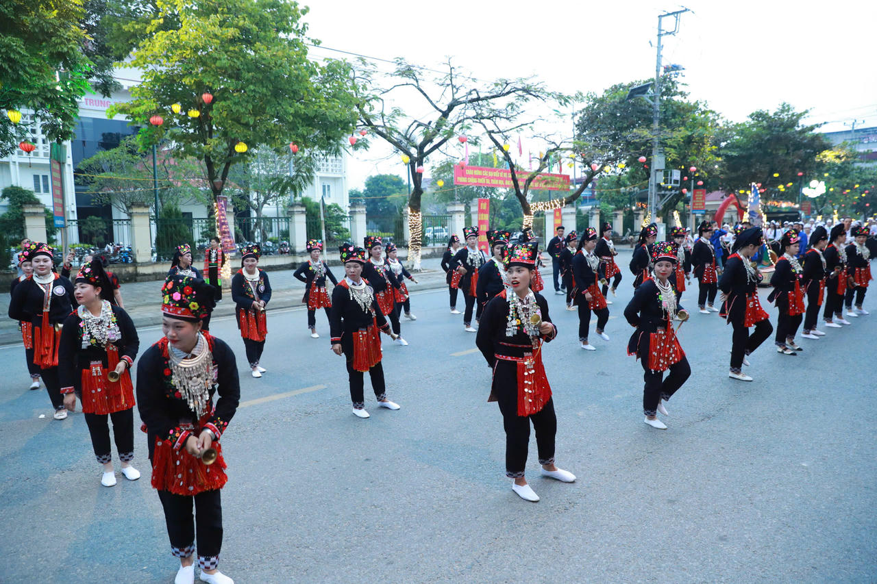 Mường Lò rực sáng đêm hội, lan tỏa giá trị Xòe Thái