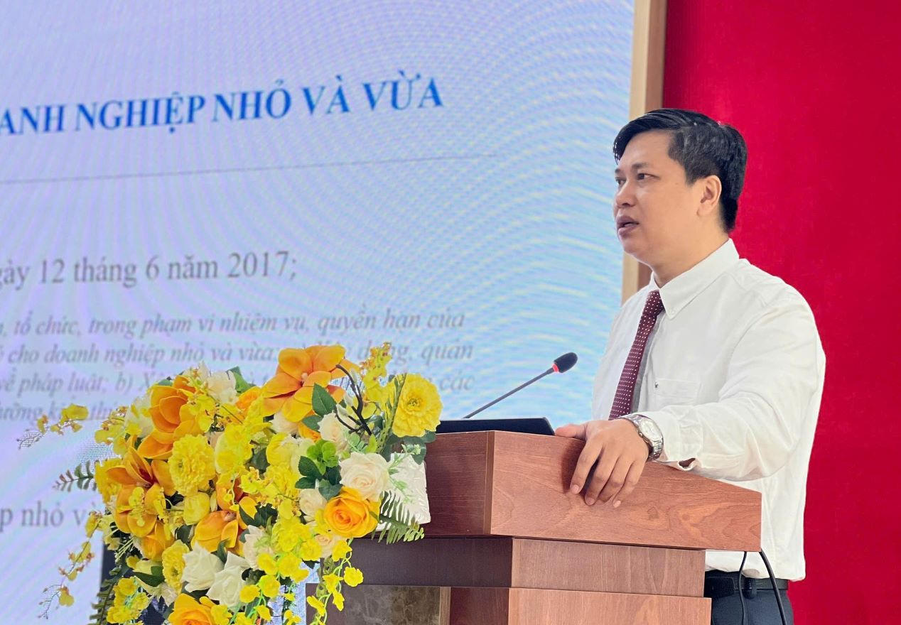 TS. Trần Minh Sơn - Giám đốc Trung tâm Hỗ trợ pháp lý (HTPL) cho doanh nghiệp nhỏ và vừa, Cục Pháp luật Dân sự - Kinh tế (Bộ Tư pháp) phát biểu tại Hội nghị. Ảnh: N.Tuân