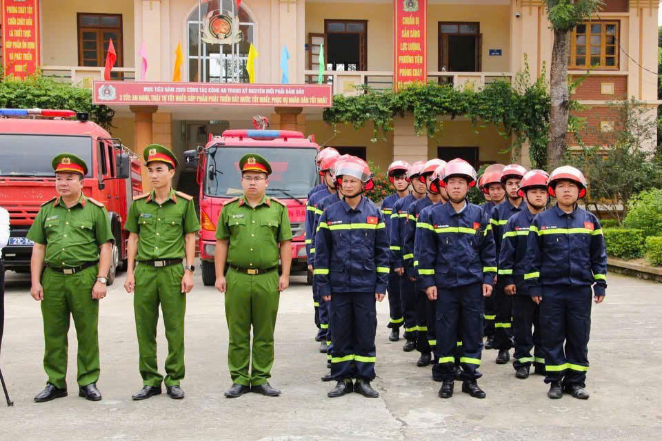 Lực lượng Cảnh sát phòng cháy, chữa cháy và cứu nạn, cứu hộ kiểm tra các điều kiện an toàn tại khu vực sân khấu, khán đài, hệ thống điện; đồng thời bố trí lực lượng thường trực, sẵn sàng xử lý các sự cố phát sinh (Ảnh: TTDV phường Nghĩa Lộ).