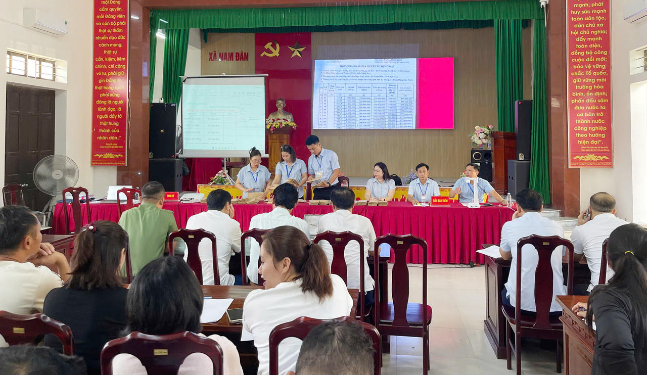 48 lô đất được đấu giá với số tiền hơn 101 tỷ đồng, cao hơn 64,2 tỷ đồng, tăng 174,4% so với giá khởi điểm (Ảnh: Ngô Toàn)