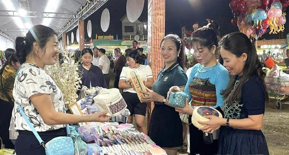 Đông đảo người dân và du khách trong, ngoài nước tham quan, trải nghiệm mua sắm tại các gian hàng sản phẩm OCOP.(ảnh: Mạnh Hùng)