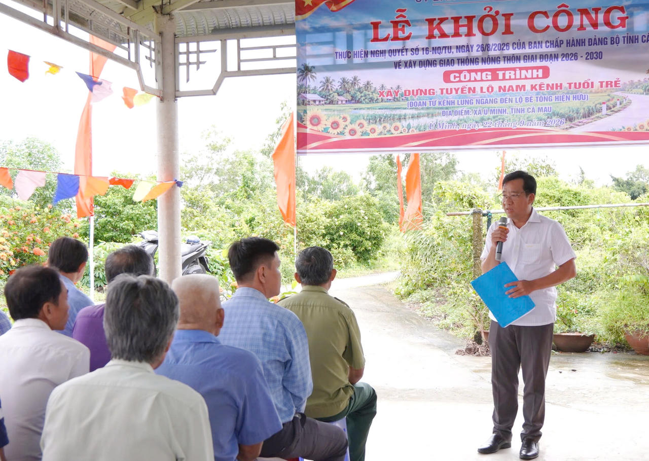 Ông Phạm Văn Chuột - Phó Chủ tịch UBND xã U Minh, phát biểu tại lễ khởi công công trình giao thông nông thôn tại ấp Đường Cuốc (Ảnh: T.N).