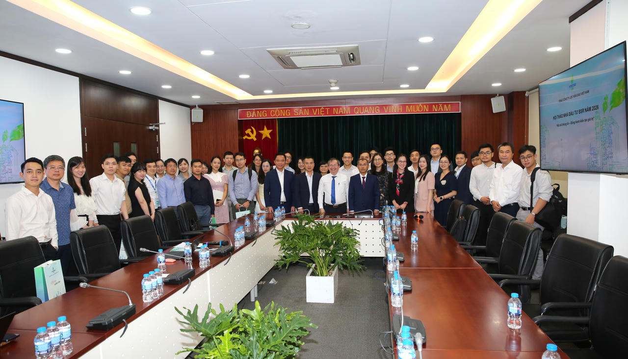 Đại diện BSR và nhà đầu tư chụp ảnh tại sự kiện.